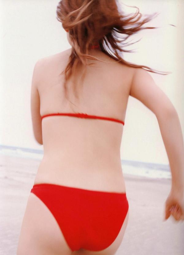 安倍なつみ 安倍夏美  安倍夏美《Fu》经典写真：红衣比基尼的沙滩活力与居家清新随拍第5张图片