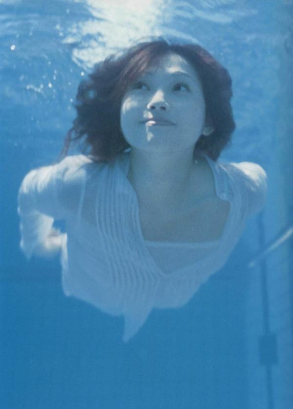 安倍なつみ 安倍夏美  安倍夏美《Fu》经典写真：红衣比基尼的沙滩活力与居家清新随拍第8张图片
