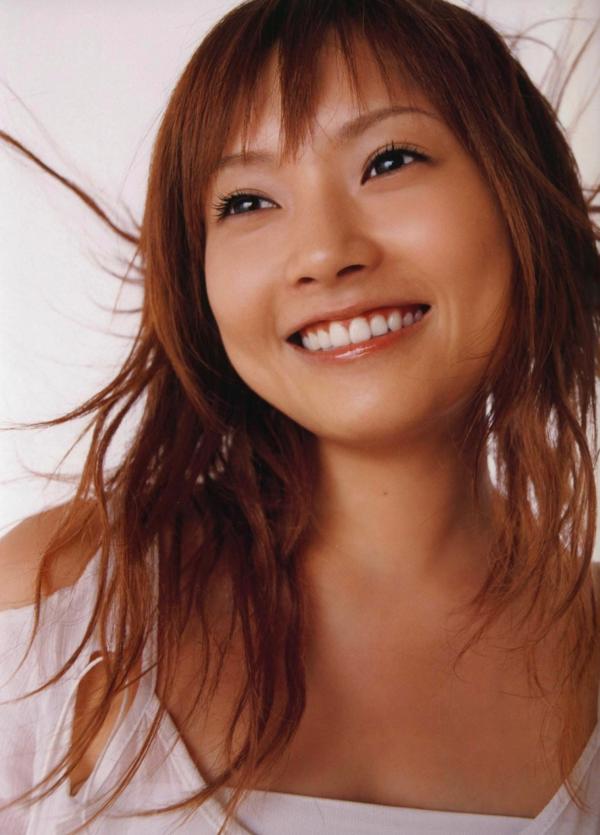 安倍なつみ 安倍夏美  安倍夏美《Fu》经典写真：红衣比基尼的沙滩活力与居家清新随拍第13张图片