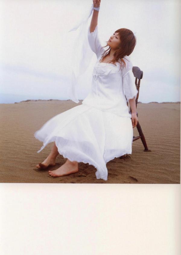 安倍なつみ 安倍夏美  安倍夏美《Fu》经典写真：红衣比基尼的沙滩活力与居家清新随拍第24张图片