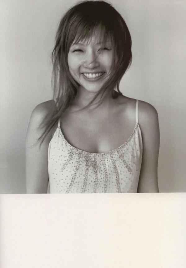 安倍なつみ 安倍夏美  安倍夏美《Fu》经典写真：红衣比基尼的沙滩活力与居家清新随拍第26张图片