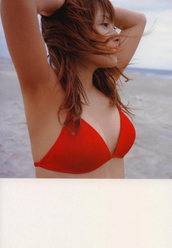 安倍なつみ 安倍夏美  安倍夏美《Fu》经典写真：红衣比基尼的沙滩活力与居家清新随拍第28张图片