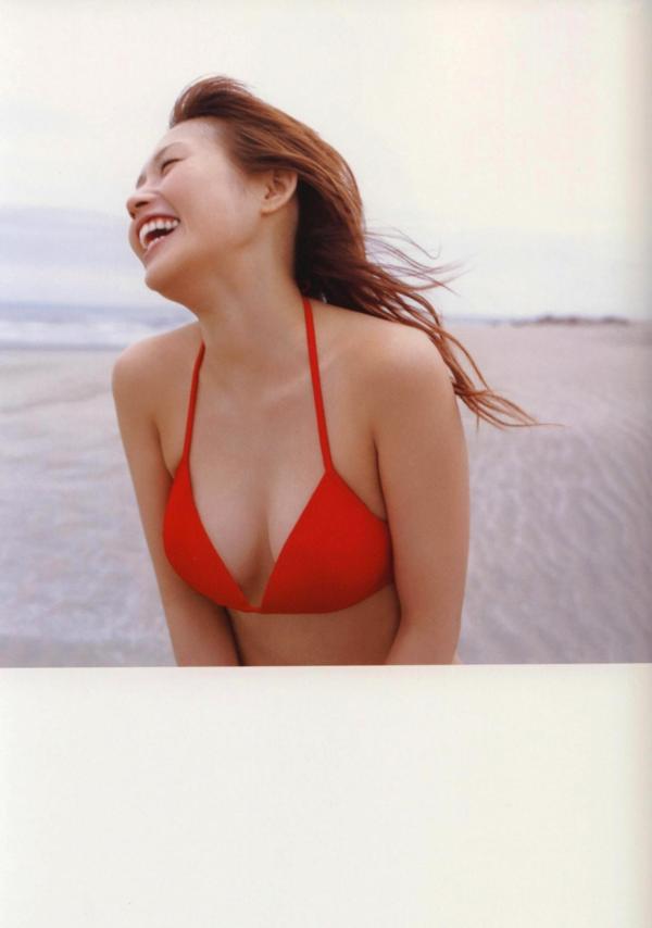 安倍なつみ 安倍夏美  安倍夏美《Fu》经典写真：红衣比基尼的沙滩活力与居家清新随拍第29张图片