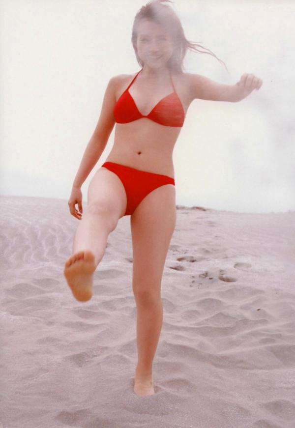 安倍なつみ 安倍夏美  安倍夏美《Fu》经典写真：红衣比基尼的沙滩活力与居家清新随拍第30张图片
