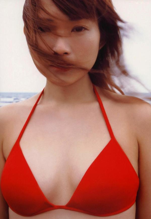 安倍なつみ 安倍夏美  安倍夏美《Fu》经典写真：红衣比基尼的沙滩活力与居家清新随拍第32张图片