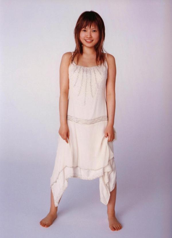 安倍なつみ 安倍夏美  安倍夏美《Fu》经典写真：红衣比基尼的沙滩活力与居家清新随拍第57张图片