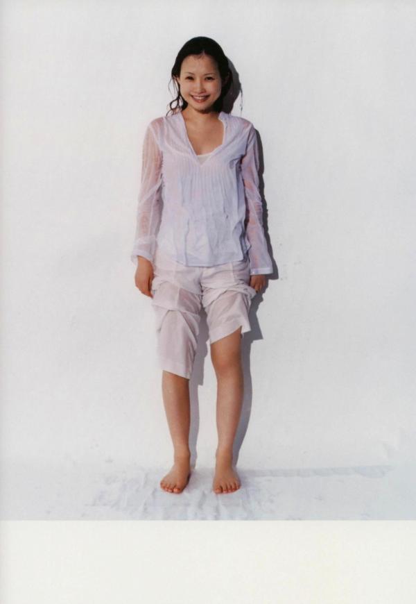 安倍なつみ 安倍夏美  安倍夏美《Fu》经典写真：红衣比基尼的沙滩活力与居家清新随拍第67张图片