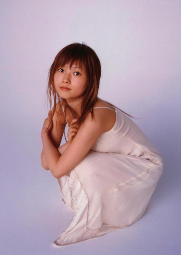安倍なつみ 安倍夏美  安倍夏美《Fu》经典写真：红衣比基尼的沙滩活力与居家清新随拍第68张图片