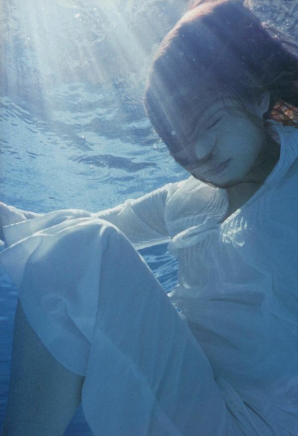 安倍なつみ 安倍夏美  安倍夏美《Fu》经典写真：红衣比基尼的沙滩活力与居家清新随拍第72张图片