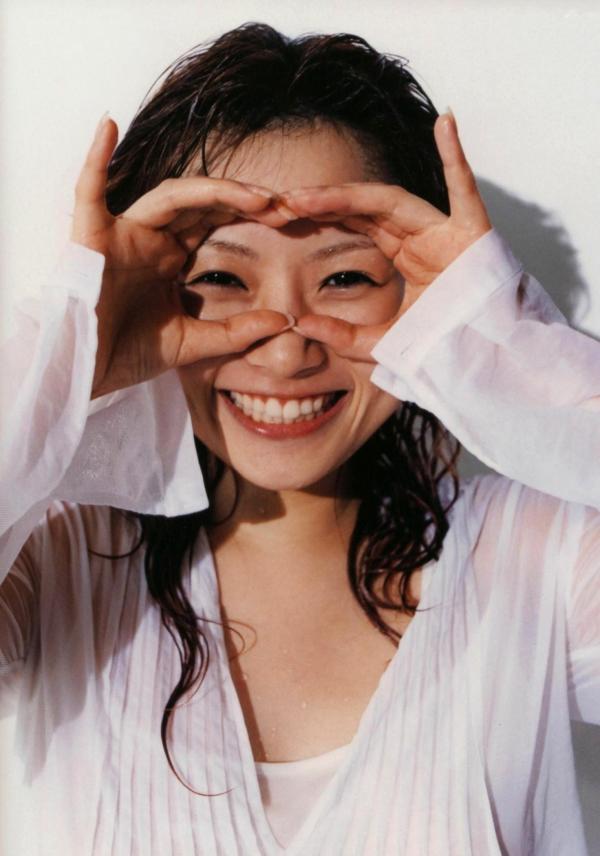 安倍なつみ 安倍夏美  安倍夏美《Fu》经典写真：红衣比基尼的沙滩活力与居家清新随拍第74张图片