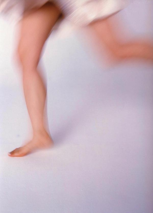 安倍なつみ 安倍夏美  安倍夏美《Fu》经典写真：红衣比基尼的沙滩活力与居家清新随拍第79张图片