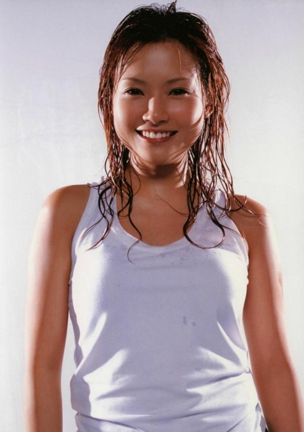 安倍なつみ 安倍夏美  安倍夏美《Fu》经典写真：红衣比基尼的沙滩活力与居家清新随拍第82张图片