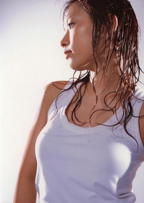 安倍なつみ 安倍夏美  安倍夏美《Fu》经典写真：红衣比基尼的沙滩活力与居家清新随拍第84张图片