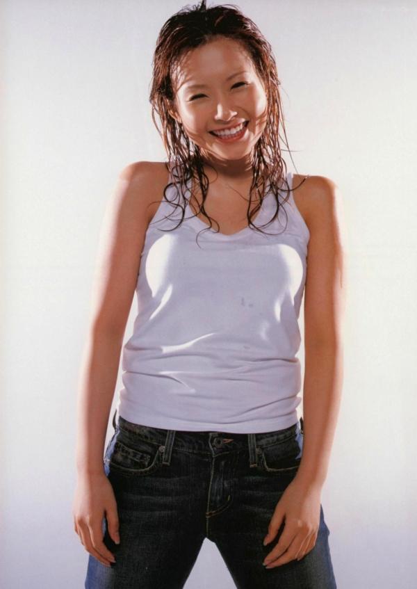 安倍なつみ 安倍夏美  安倍夏美《Fu》经典写真：红衣比基尼的沙滩活力与居家清新随拍第85张图片