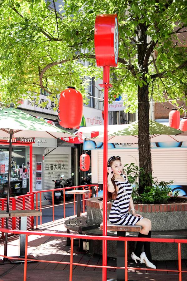 小畢畢 小毕毕Barbie  台湾正妹Barbie西门町街拍：清纯俏皮少女的都市时尚写真集第3张图片