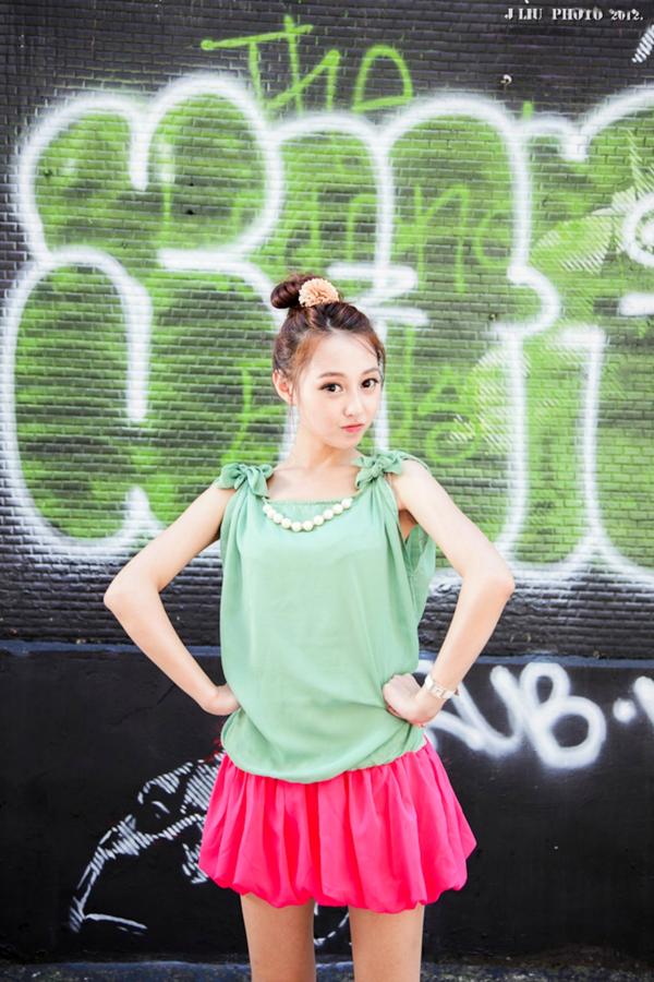 小畢畢 小毕毕Barbie  台湾正妹Barbie西门町街拍：清纯俏皮少女的都市时尚写真集第14张图片