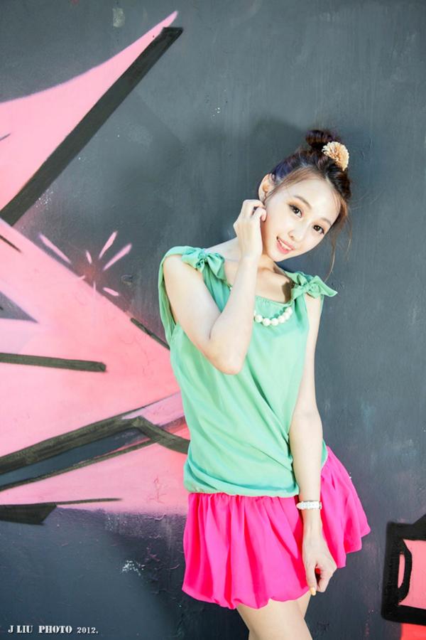 小畢畢 小毕毕Barbie  台湾正妹Barbie西门町街拍：清纯俏皮少女的都市时尚写真集第21张图片