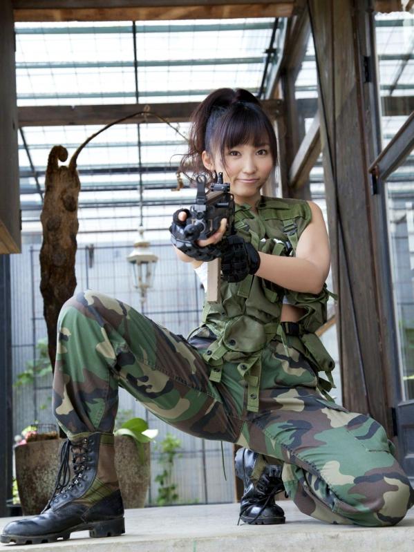 吉木りさ 吉木梨纱  Sabra写真集：吉木りさ《OFFENSE & DEFENSE》演绎比基尼、兔女郎与野性迷彩军装风尚，展现极致性感与多元魅力写真合集第2张图片