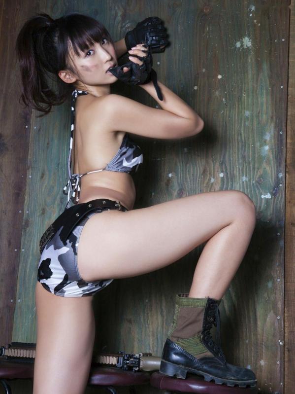 吉木りさ 吉木梨纱  Sabra写真集：吉木りさ《OFFENSE & DEFENSE》演绎比基尼、兔女郎与野性迷彩军装风尚，展现极致性感与多元魅力写真合集第21张图片