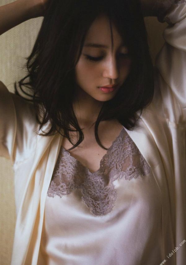 堀北真希 堀北真希  堀北真希《Dramatic》高清写真集，唯美都市街拍与时尚造型，尽显知性清冷女神气质[106P]第5张图片