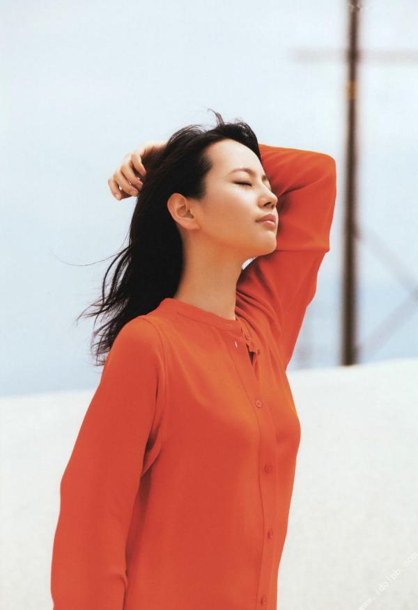 堀北真希 堀北真希  堀北真希《Dramatic》高清写真集，唯美都市街拍与时尚造型，尽显知性清冷女神气质[106P]第83张图片
