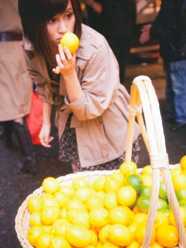 前田敦子 前田敦子  前田敦子《不器用》写真集：日系清新旅拍，记录治愈系甜美女孩街头生活日常第5张图片