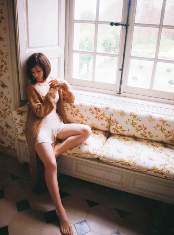 前田敦子 前田敦子  前田敦子《不器用》写真集：日系清新旅拍，记录治愈系甜美女孩街头生活日常第43张图片
