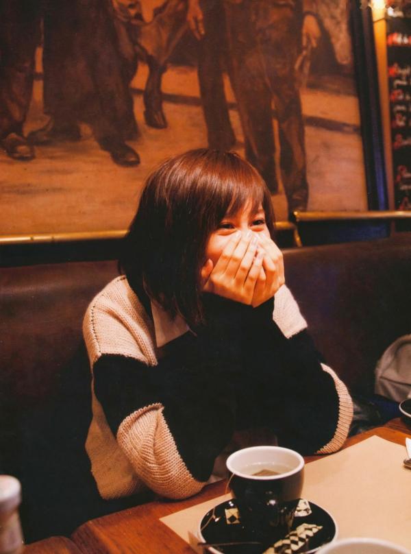 前田敦子 前田敦子  前田敦子《不器用》写真集：日系清新旅拍，记录治愈系甜美女孩街头生活日常第63张图片