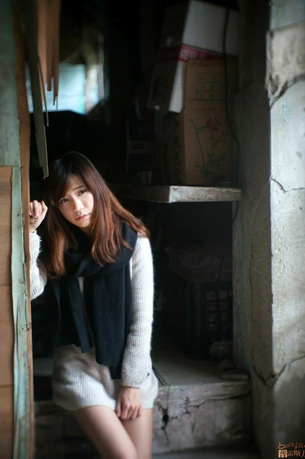 森迫永依 森迫永依  台湾正妹丸子：台南小西门老宅复古风外拍，简约毛衣尽显清纯气质，文艺写真大赏第4张图片