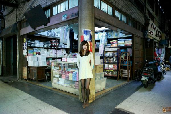 森迫永依 森迫永依  台湾正妹丸子：台南小西门老宅复古风外拍，简约毛衣尽显清纯气质，文艺写真大赏第27张图片
