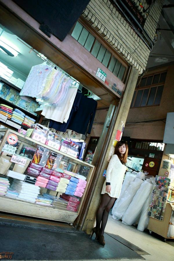 森迫永依 森迫永依  台湾正妹丸子：台南小西门老宅复古风外拍，简约毛衣尽显清纯气质，文艺写真大赏第35张图片
