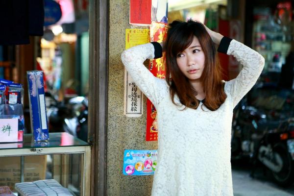 森迫永依 森迫永依  台湾正妹丸子：台南小西门老宅复古风外拍，简约毛衣尽显清纯气质，文艺写真大赏第36张图片