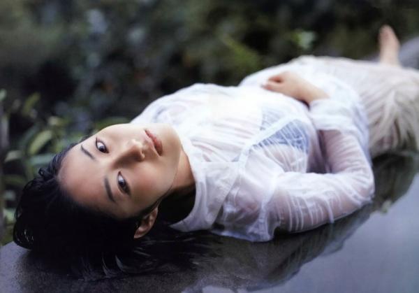 佐藤寛子 佐藤宽子  佐藤寛子《情熱》私房写真集：日本性感尤物泳装诱惑、户外与家居实景大尺度美图，尽显迷人曲线第7张图片