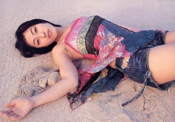 佐藤寛子 佐藤宽子  佐藤寛子《情熱》私房写真集：日本性感尤物泳装诱惑、户外与家居实景大尺度美图，尽显迷人曲线第16张图片