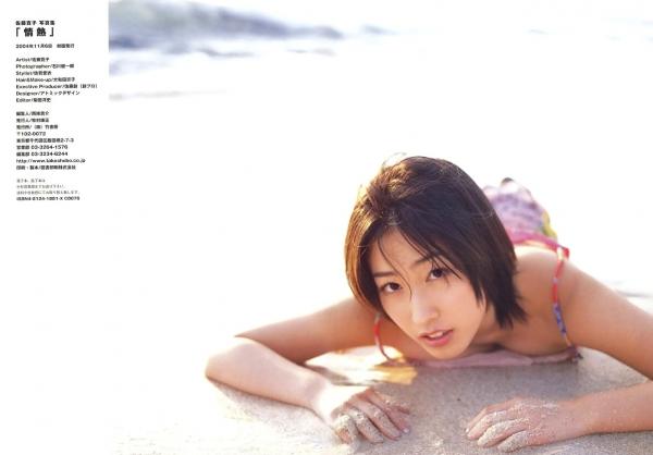 佐藤寛子 佐藤宽子  佐藤寛子《情熱》私房写真集：日本性感尤物泳装诱惑、户外与家居实景大尺度美图，尽显迷人曲线第17张图片