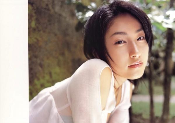 佐藤寛子 佐藤宽子  佐藤寛子《情熱》私房写真集：日本性感尤物泳装诱惑、户外与家居实景大尺度美图，尽显迷人曲线第18张图片