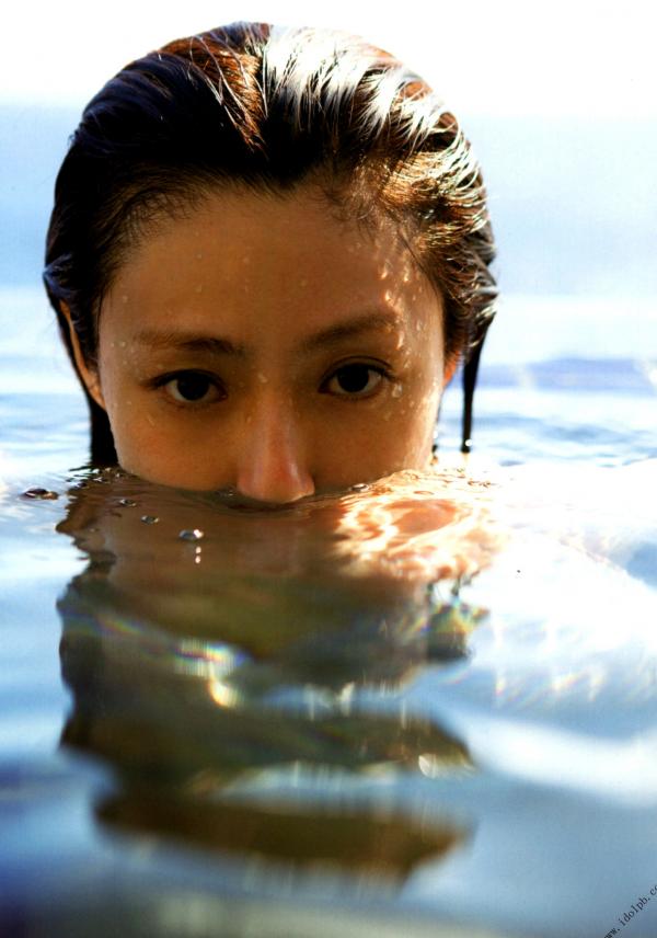 深田恭子 深田恭子  PB写真集_深田恭子《AKUA》高清版_海边度假沙滩泳池比基尼写真合集第136张图片