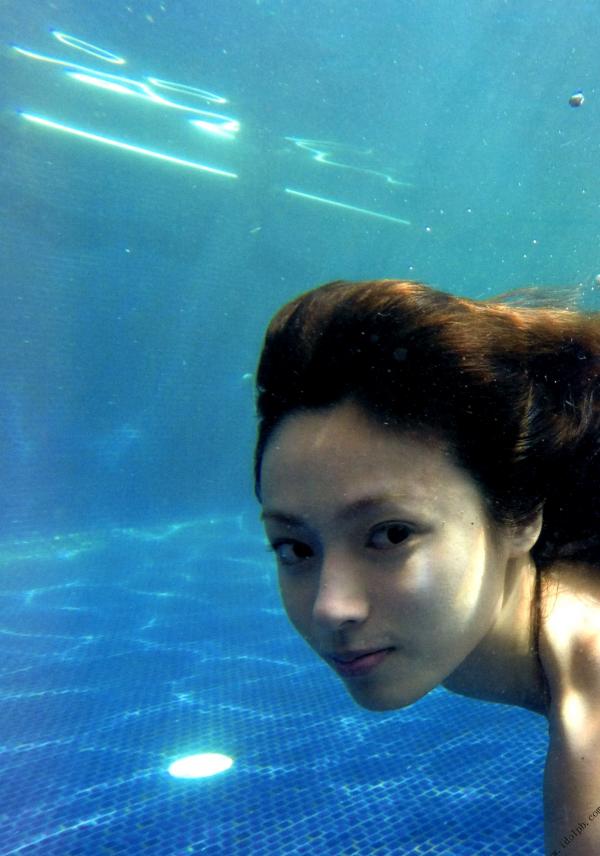 深田恭子 深田恭子  PB写真集_深田恭子《AKUA》高清版_海边度假沙滩泳池比基尼写真合集第138张图片