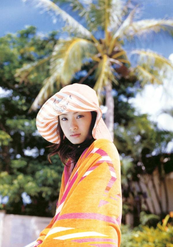 上戸彩 上户彩  PB写真集_上户彩《Breath》治愈系清纯写真，演绎公路旅拍与室内居家自然风情第22张图片