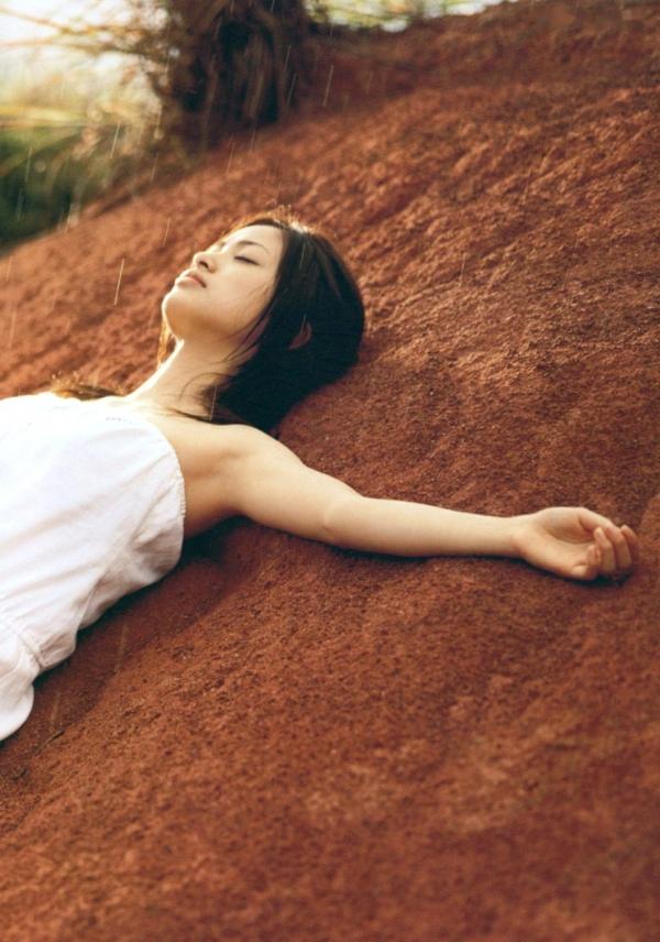 上戸彩 上户彩  PB写真集_上户彩《Breath》治愈系清纯写真，演绎公路旅拍与室内居家自然风情第85张图片