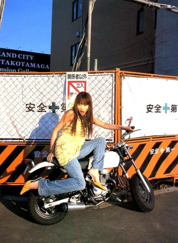 佐藤江梨子   佐藤江梨子《おひっこし》写真集：唯美光影下的艺术写真，极致展现内敛女神气质第6张图片