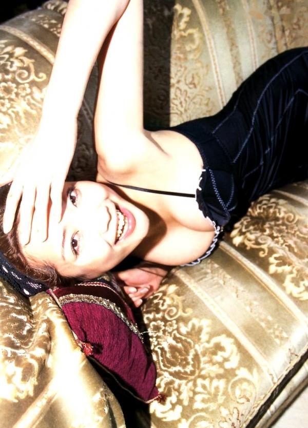 佐藤江梨子   佐藤江梨子《おひっこし》写真集：唯美光影下的艺术写真，极致展现内敛女神气质第36张图片
