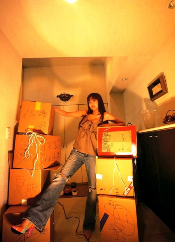 佐藤江梨子   佐藤江梨子《おひっこし》写真集：唯美光影下的艺术写真，极致展现内敛女神气质第43张图片