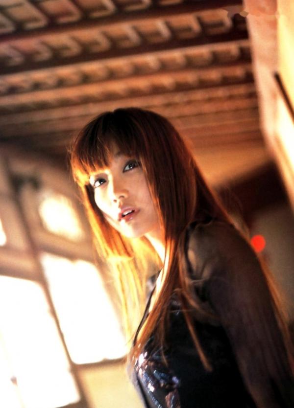 佐藤江梨子   佐藤江梨子《おひっこし》写真集：唯美光影下的艺术写真，极致展现内敛女神气质第71张图片