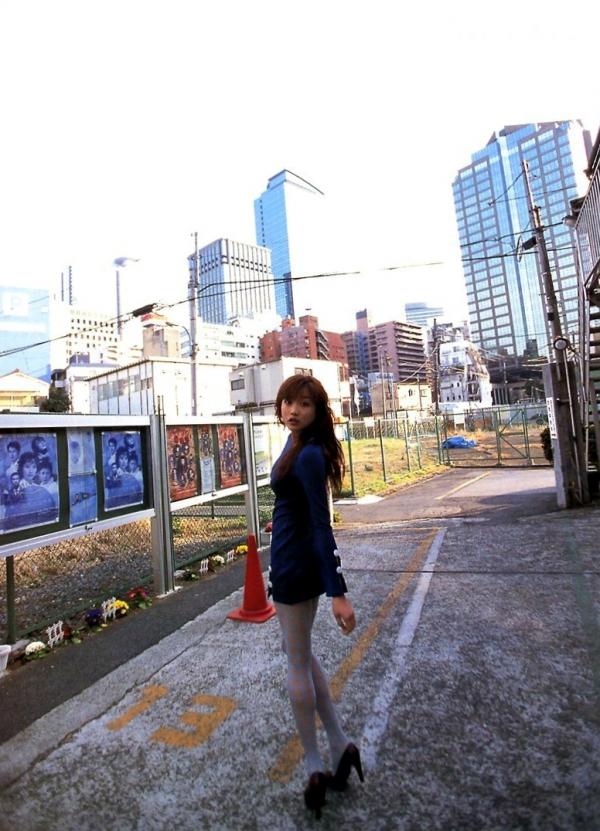 佐藤江梨子   佐藤江梨子《おひっこし》写真集：唯美光影下的艺术写真，极致展现内敛女神气质第99张图片