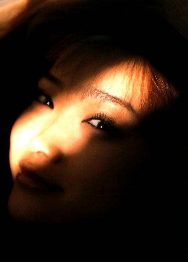 佐藤江梨子   佐藤江梨子《おひっこし》写真集：唯美光影下的艺术写真，极致展现内敛女神气质第106张图片