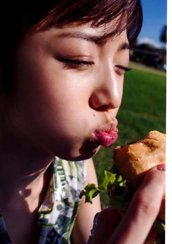 中村静香   中村静香写真集『溢れるものが止められなくなったのは、私のネジが馬鹿になったんだ。きっと。』高清户外私房性感美图赏析第16张图片