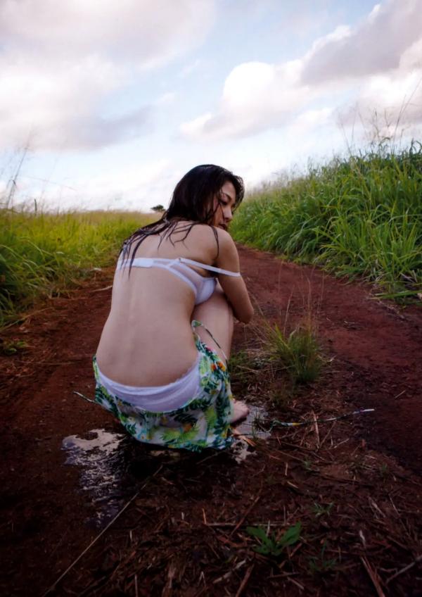 中村静香   中村静香写真集『溢れるものが止められなくなったのは、私のネジが馬鹿になったんだ。きっと。』高清户外私房性感美图赏析第52张图片