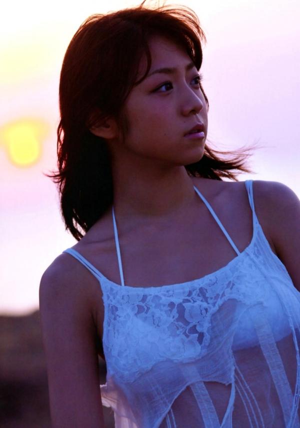 中村静香   PB写真集_中村静香《HUG ハグ》户外花园透视诱惑私房美图集[85P]第80张图片