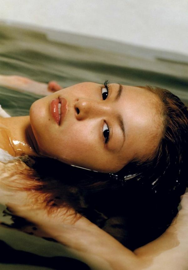 岩佐真悠子   PB写真集_岩佐真悠子《Sixteen Blue》沙滩比基尼湿身诱惑，清纯日本女神精选写真集 [83P]第31张图片